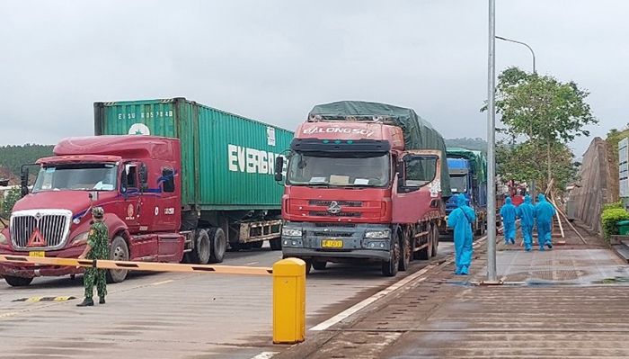 Hàng nông sản, thủy sản xuất khẩu sang Trung Quốc qua lối mở cầu phao tạm Km3+4 Hải Yên trong ngày đầu năm mới. Ảnh: Hữu Việt.