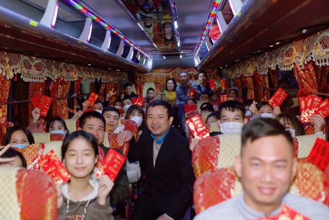 Lãnh đạo LĐLĐ Hải Phòng lì xì người lao động với mong muốn mọi người có một cái Tết đầm ấm