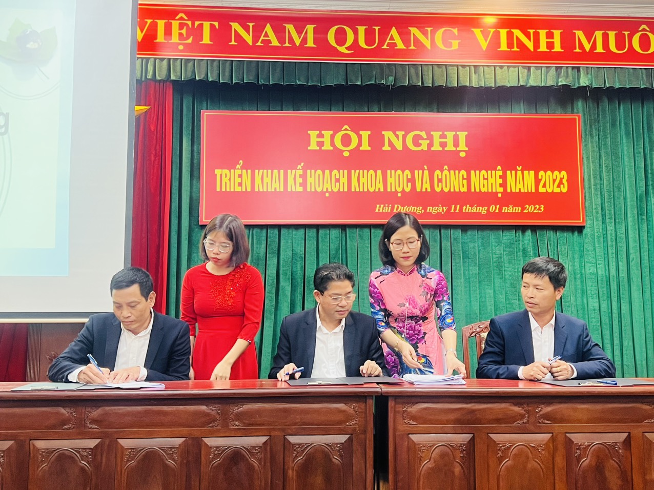 Lãnh đạo Sở Khoa học và Công nghệ Hải Dương ký hợp đồng thực hiện nhiệm vụ khoa học-công nghệ năm 2023 với một số đơn vị