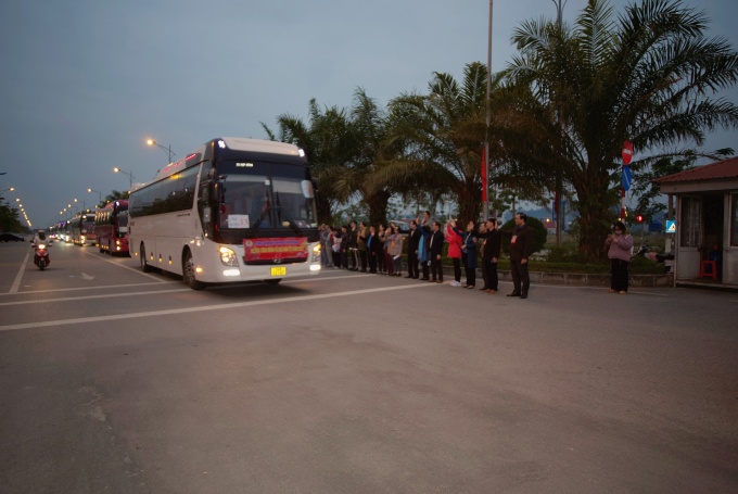 Những chuyến xe bắt đầu lăn bánh đưa người lao động về quê đón Tết