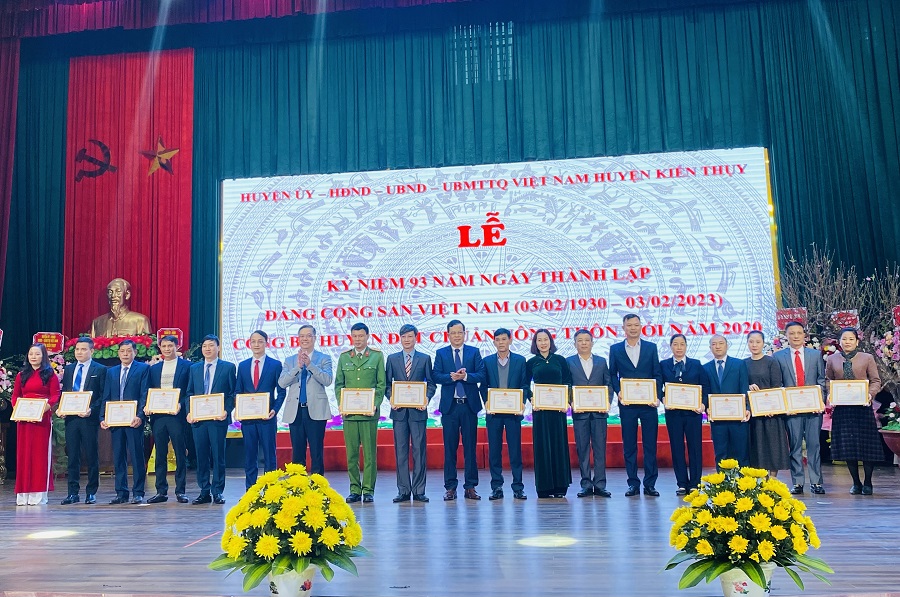 Ông Đỗ Đức Hòa, Bí thư Huyện ủy Kiến Thụy và ông Nguyễn Văn Tuấn, Chủ tịch UBND huyện Kiến Thụy biểu dương các tập thể, cá nhân có thành tích trong xây dựng nông thôn mới