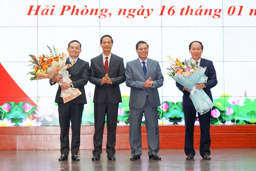 Ông Đỗ Mạnh Hiến, Phó Bí thư Thường trực Thành ủy Hải Phòng và ông Nguyễn Văn Tùng, Chủ tịch UBND TP.Hải Phòng tặng hoa chúc mừng ông Trần Lưu Quang, Phó Thủ tướng Chính phủ và ông Lê Tiến Châu, tân Bí thư Thành ủy Hải Phòng