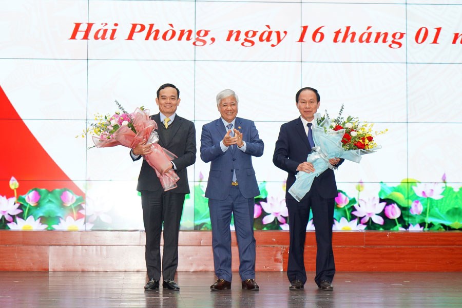 Ông Đỗ Văn Chiến, Bí thư Trung ương Đảng, Chủ tịch Ủy ban Trung ương MTTQ Việt Nam tặng hoa chúc mừng ông Trần Lưu Quang, Phó Thủ tướng Chính phủ và ông Lê Tiến Châu, tân Bí thư Thành ủy Hải Phòng