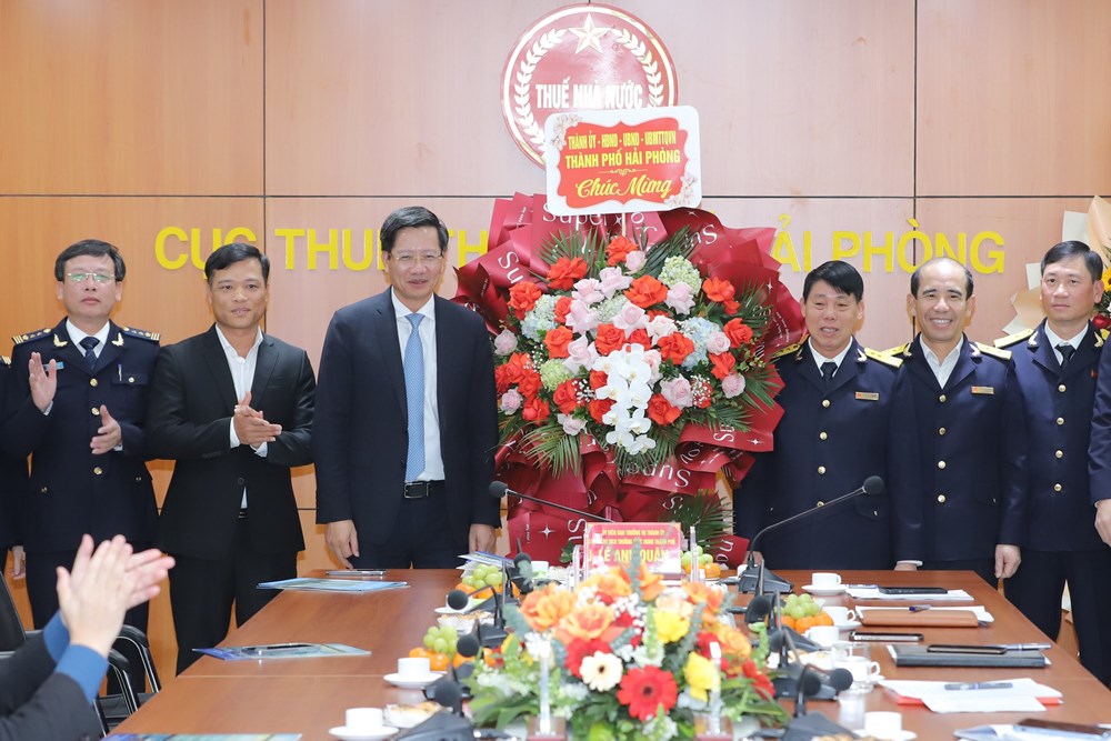 Ông Lê Anh Quân, Phó Chủ tịch thường trực UBND TP. Hải Phòng thăm, động viên tại Cục thuế Thành phố