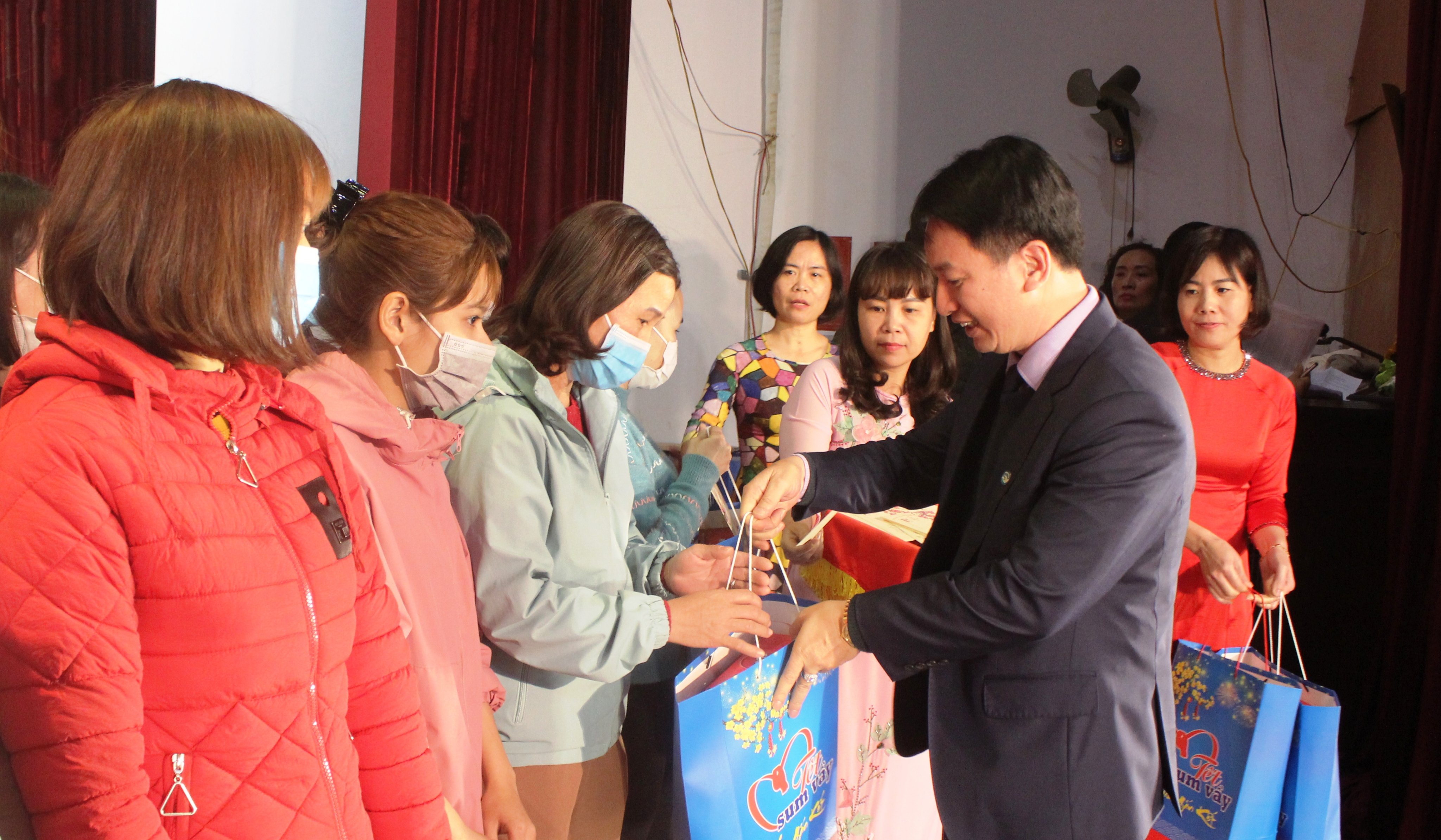 Ông Nguyễn Đức Tuấn, Chủ tịch Ủy ban MTTQ tỉnh Hải Dương trao quà Tết cho công nhân khó khăn