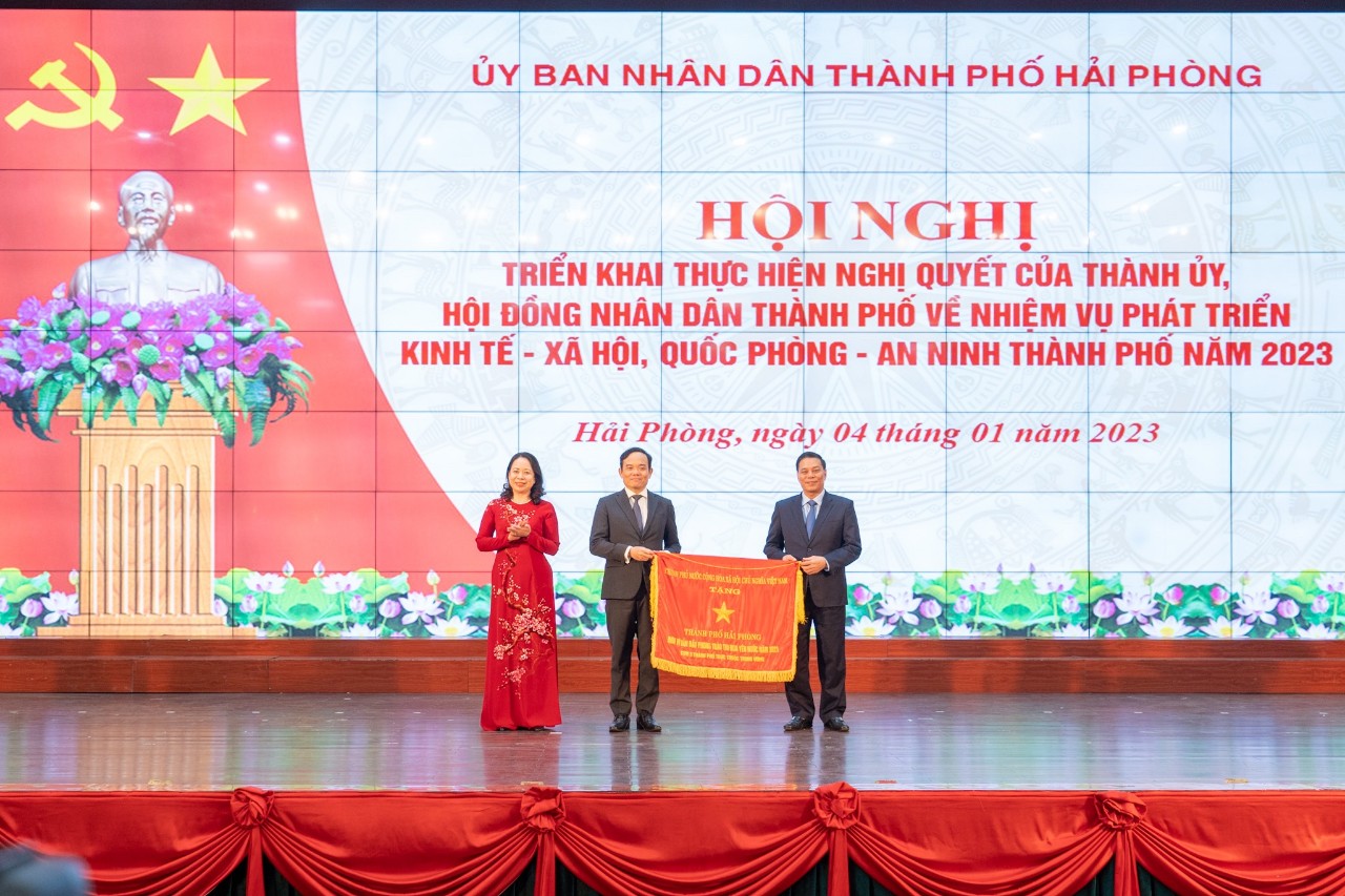 Phó Chủ tịch nước Võ Thị Ánh Xuân trao Cờ thi đua của Chính phủ cho thành phố Hải Phòng