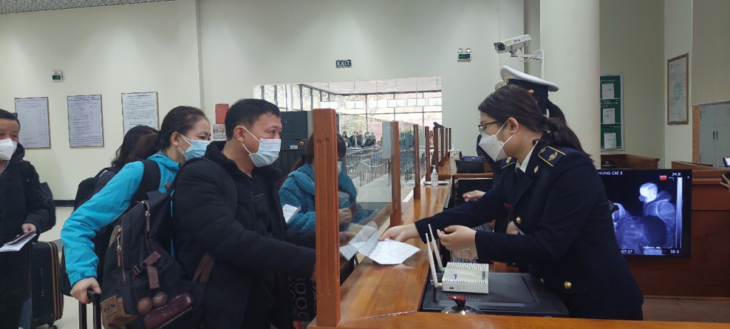 Trạm Kiểm dịch y tế Quốc tế Móng Cái kiểm tra giấy xét nghiệm RT-PCR đối với người xuất cảnh.