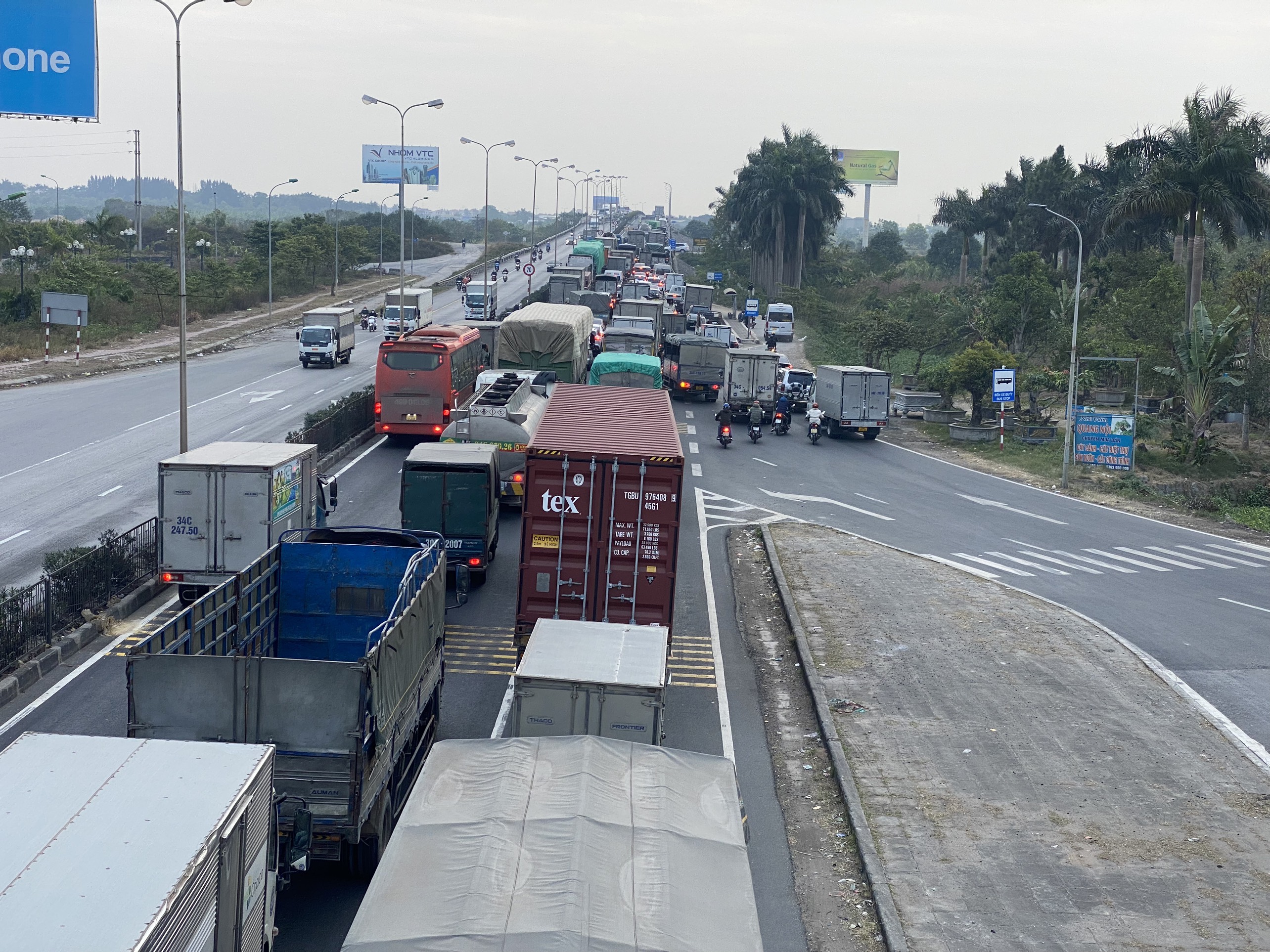 Việc thi công khe co giãn cầu Phú Lương khiến khu vực này thường xuyên xảy ra ùn tắc giao thông