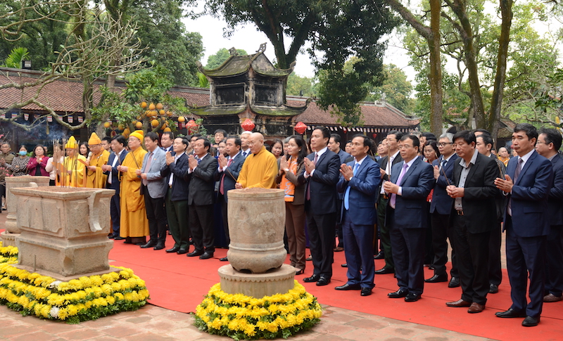 Lãnh đạo Trung ương, lãnh đạo tỉnh dâng hương tại chùa Côn Sơn. Ảnh: Thành Chung