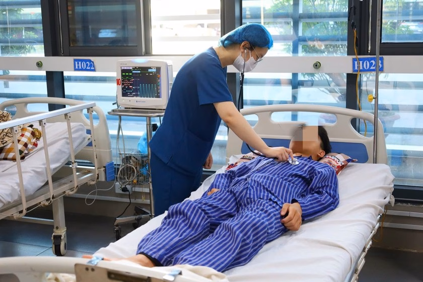 Bác sĩ thăm khám cho bệnh nhân Bác sĩ thăm khám cho bệnh nhân ngộ độc nấm