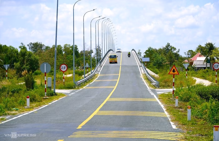 Cầu Bảy Háp Cầu Bảy Háp trên trục đường Đông Tây