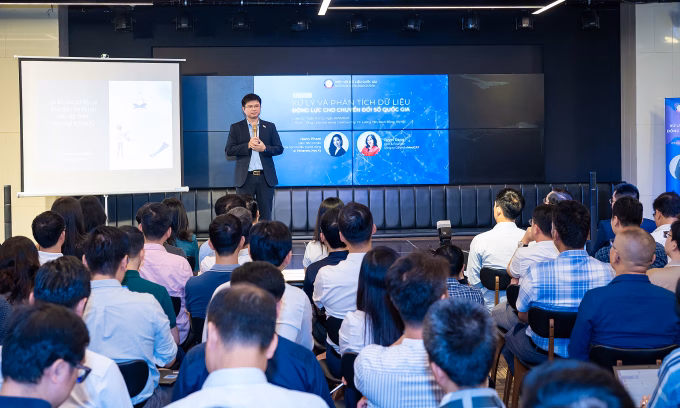 Thiếu tá Đào Đức Triệu phát biểu tại tọa đàm Thiếu tá Đào Đức Triệu phát biểu tại tọa đàm