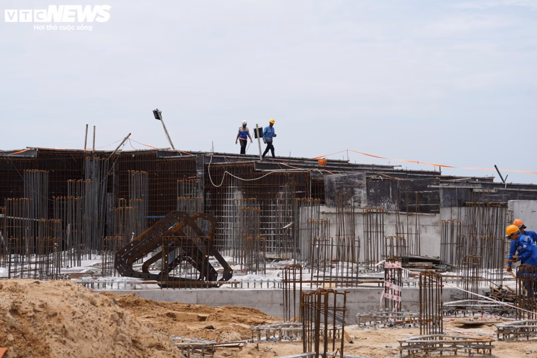 Bãi Sau đổi mới với 1.100 tỷ đồng, sắp khánh thành Theo chủ đầu tư, dự án đã hoàn thành hơn 90% khối lượng công việc. Phần còn lại chủ yếu là các hạng mục kỹ thuật cao như trạm dịch vụ kỹ thuật ngầm và mái che nghệ thuật.