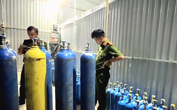 Công an TP HCM: Hàng giả, hàng lậu đe dọa kinh tế và sức khỏe cộng đồng Cuộc chiến với tội phạm hàng giả - Ảnh 2.