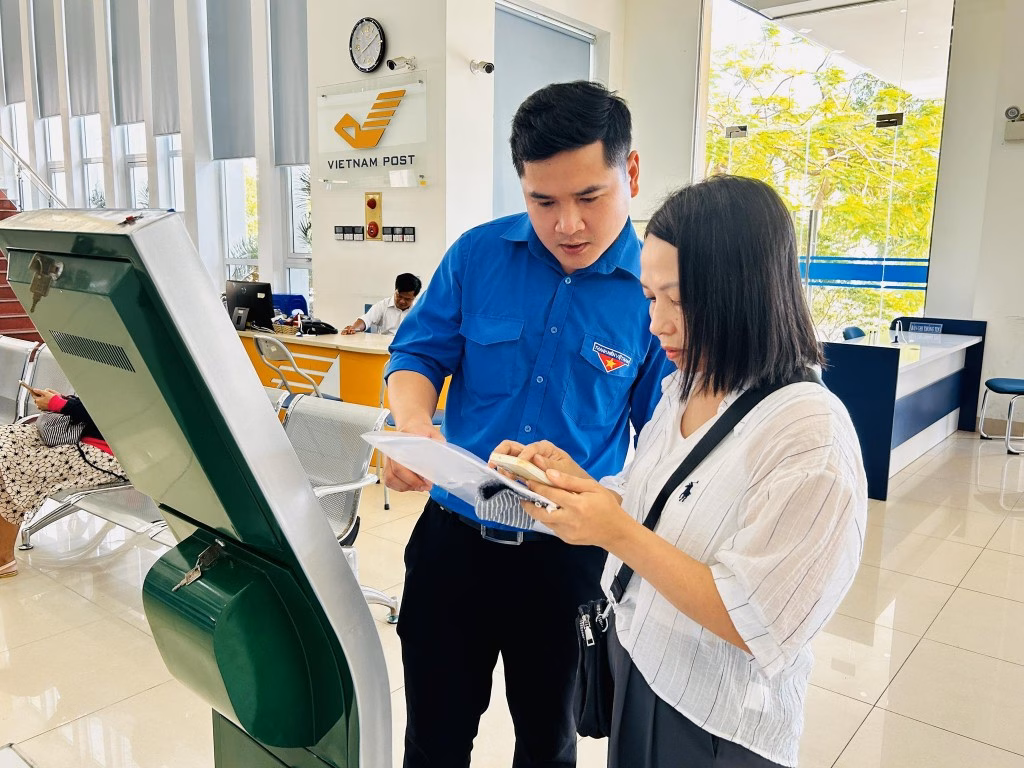 Tại Trung tâm hành chính công Quảng Ngãi, tình nguyện viên hỗ trợ người dân từ quy trình mới đến cài đặt VNeID và nộp hồ sơ trực tuyến.