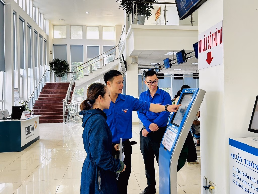 Tại xã Bình Sơn, đoàn viên thanh niên giúp người dân giải quyết các thủ tục hành chính.