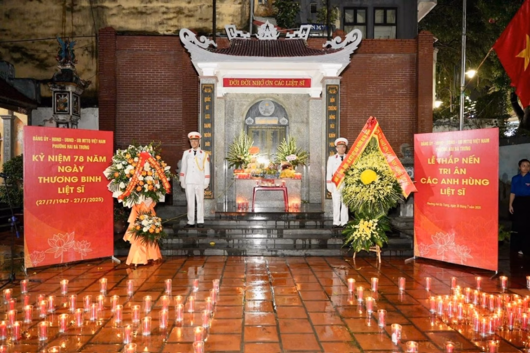 Hà Nội hỗ trợ gia đình nạn nhân vụ lật tàu ở Quảng Ninh 88 triệu đồng Nhân dịp kỷ niệm 78 năm Ngày Thương binh - Liệt sĩ (27/7/1947 - 27/7/2025), tối 26/7, tại Nhà bia liệt sĩ chùa Chân Tiên (số 151 Bà Triệu), Đảng ủy - Hội đồng nhân dân (HĐND) - Ủy ban nhân dân (UBND) - Ủy ban Mặt trận Tổ quốc (MTTQ) Việt Nam phường Hai Bà Trưng đã long trọng tổ chức Lễ dâng hương, thắp nến tri ân các anh hùng liệt sĩ, những người con ưu tú đã hy sinh vì độc lập, tự do của Tổ quốc.