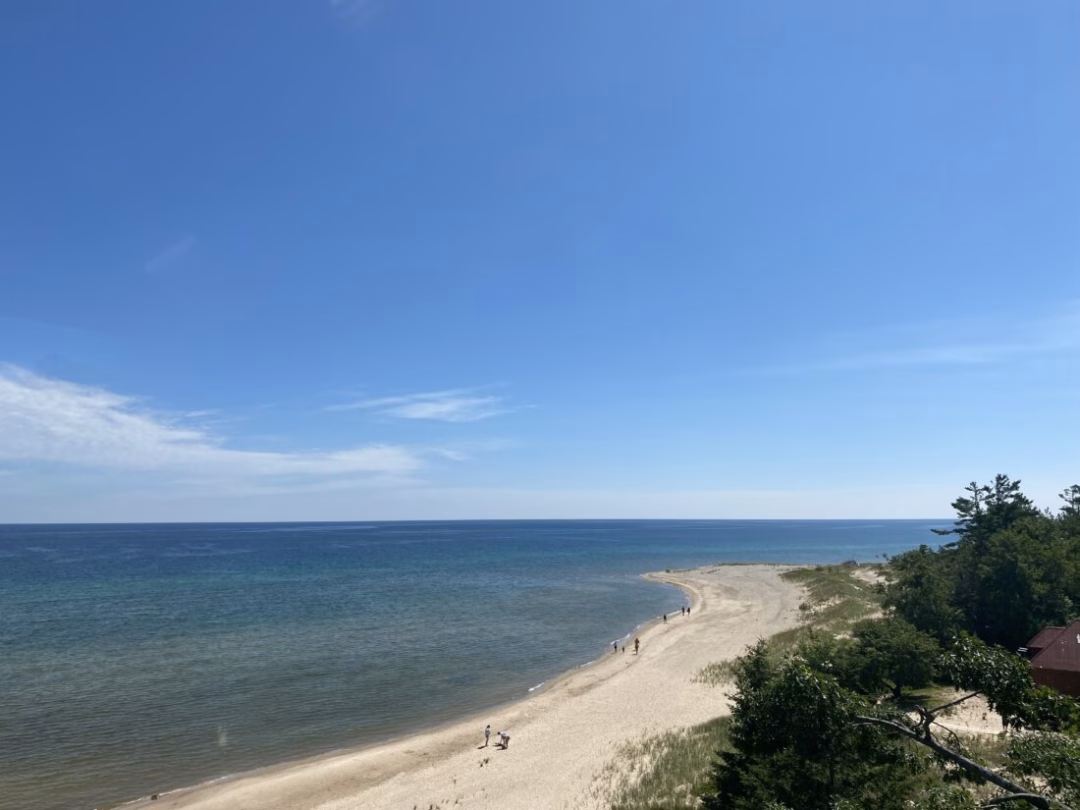Ngọn hải đăng Forty Mile Point – Điểm đến hấp dẫn ở Michigan, Mỹ News Photo by Darby Hinkley The Lake Huron shoreline is seen in this photo taken July 8 from the Forty Mile Point Lighthouse tower.