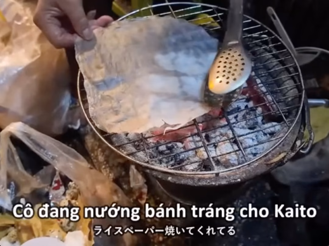 Người Nhật bất ngờ vì người bán hàng ở TP HCM tặng bánh không cay cho con ăn Khách Nhật ngỡ ngàng khi hỏi giá bánh tráng nướng ở phố đi bộ Nguyễn Huệ- Ảnh 4.