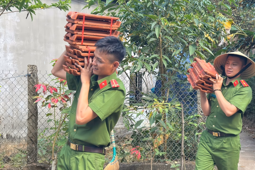 Quảng Ngãi và Kon Tum ‘xoá sổ’ hàng nghìn nhà tạm, dột nát Lực lượng công an vận chuyển vật tư giúp người dân xóa nhà tạm. Ảnh: N.Đ
