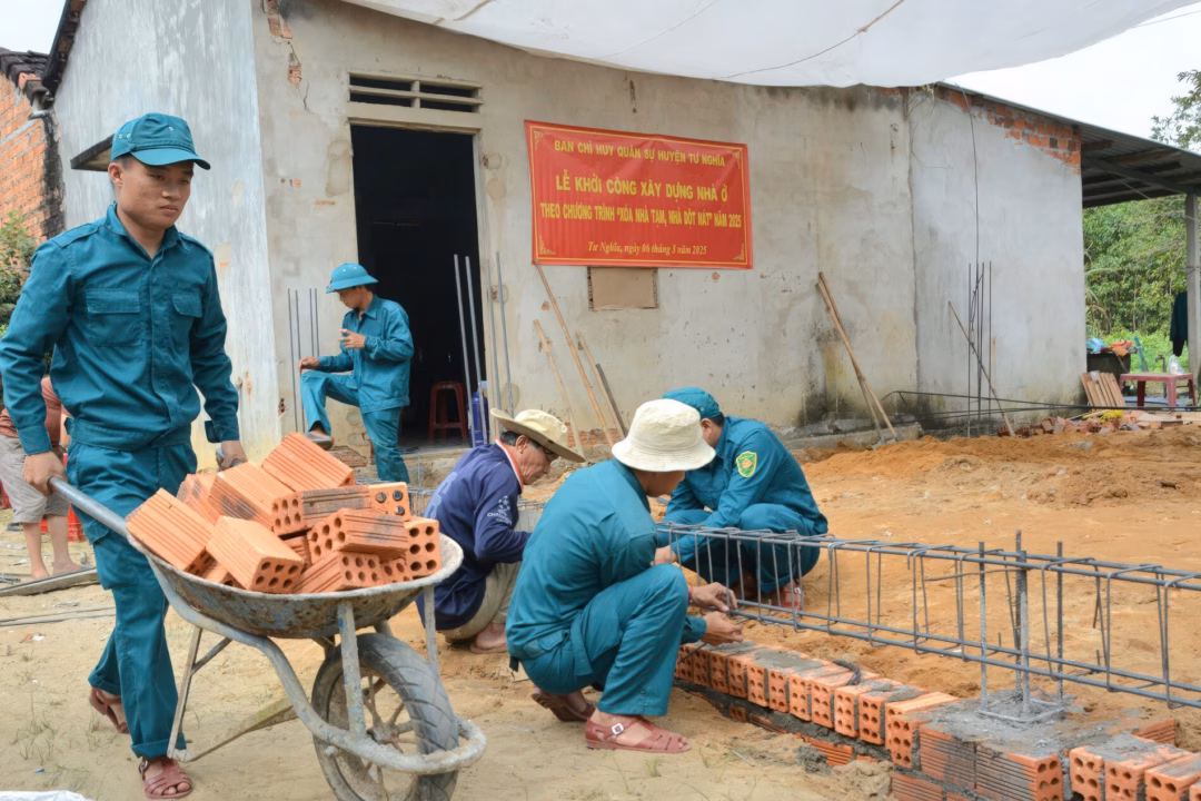 Quảng Ngãi và Kon Tum ‘xoá sổ’ hàng nghìn nhà tạm, dột nát Lực lượng vũ trang ở Quảng Ngãi góp ngày công hỗ trợ người dân xóa nhà tạm. Ảnh: N.X