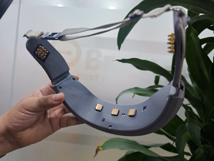 Startup Việt ra mắt thiết bị giám sát sức khỏe tinh thần đấu Apple Watch Bên trong thiết bị do Brain Life sản xuất