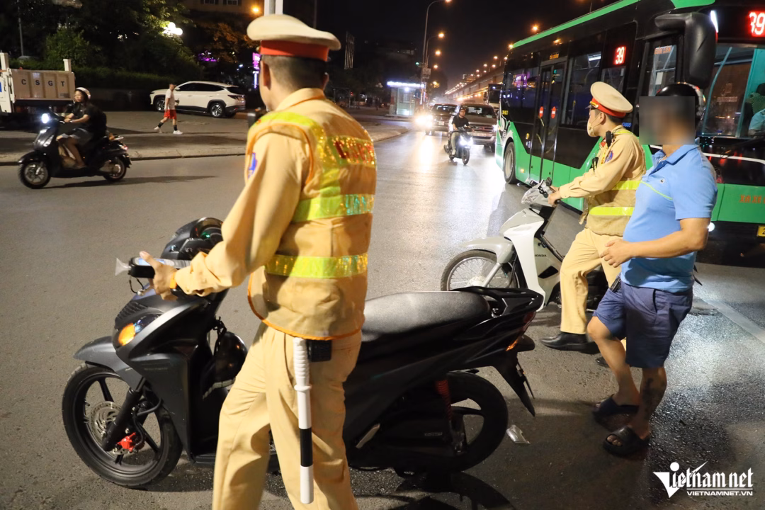 Tài xế Hà Nội vi phạm nồng độ cồn vì… người yêu