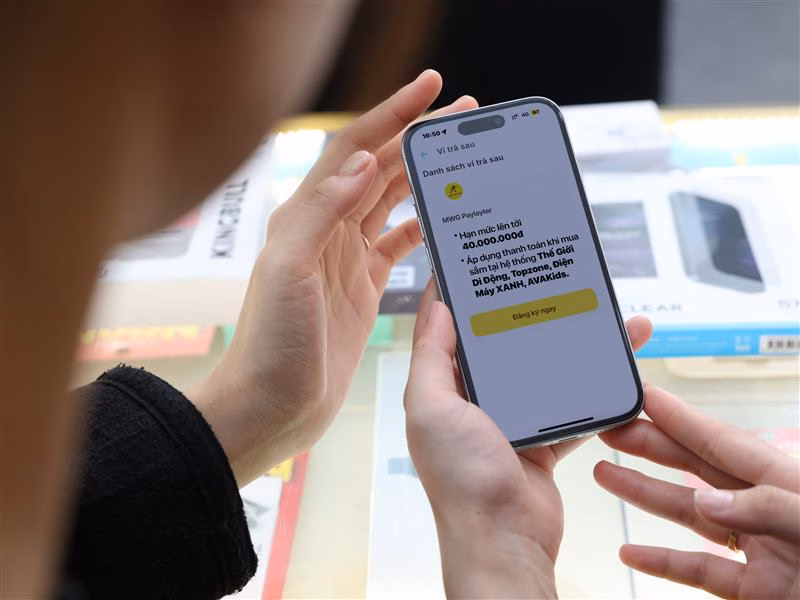 Thế Giới Di Động ra mắt dịch vụ trả sau MWG PayLater cùng VPBank Khách hàng trải nghiệm dịch vụ trả sau MWG Paylater trên ứng dụng Quà Tặng VIP