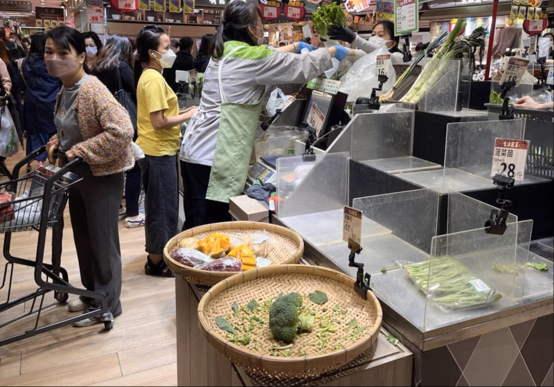 Bên trong siêu thị trống trơn trước bão Wipha, 1 loại rau bị người Trung Quốc đồng loạt bỏ lại: Lý do gì bị "ghẻ lạnh"?- Ảnh 5.
