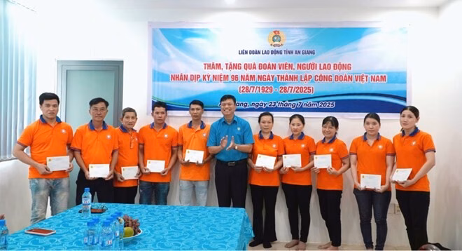 An Giang: Công đoàn gắn bó cùng người lao động khó khăn Bàn giao nhà Mái ấm Công đoàn cho đoàn viên Hứa Văn Phước. Ảnh: Nguyên Anh