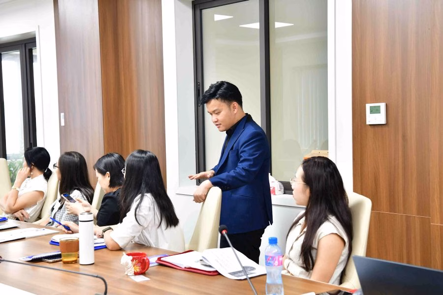 Báo Kiểm toán tổ chức đào tạo kỹ năng dẫn chương trình truyền hình MC Kim Nguyên Bảo trực tiếp hướng dẫn phóng viên Báo Kiểm toán các kỹ thuật, thực hành MC. Ảnh: N.Lộc
