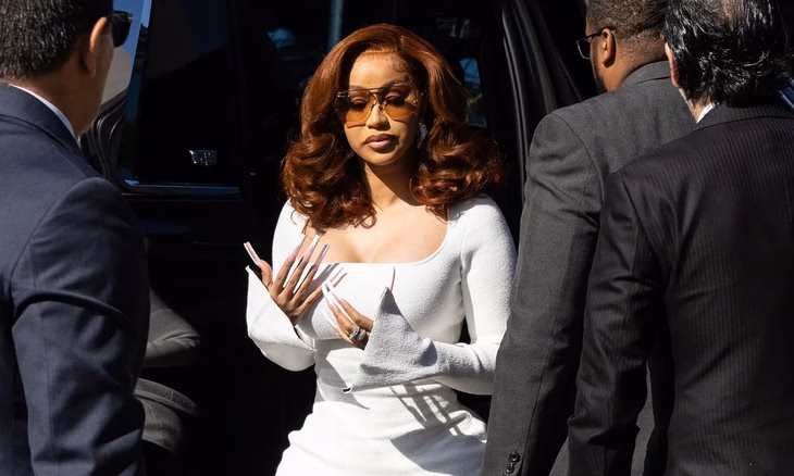 Cardi B bị kiện vì hành hung khán giả từng hắt nước micro Cardi B đến tòa án hình sự quận Queens ở New York vào ngày 15-9-2022 - Ảnh: AFP