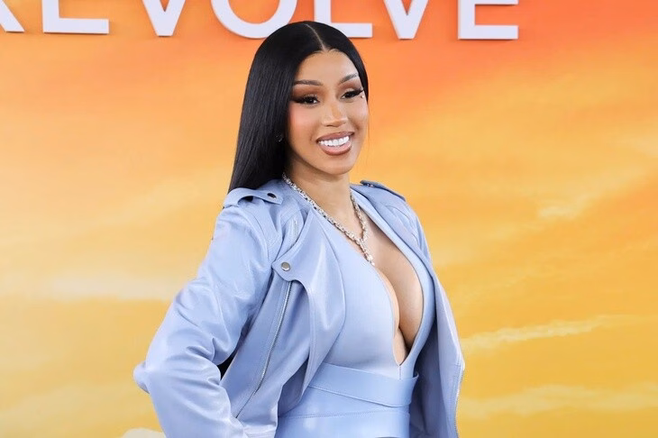 Cardi B bị kiện vì hành hung khán giả từng hắt nước micro Hành động của Cardi B khiến cư dân mạng đùa rằng cần phải đội mũ bảo hiểm để tránh bị ném micro khi xem show của cô
