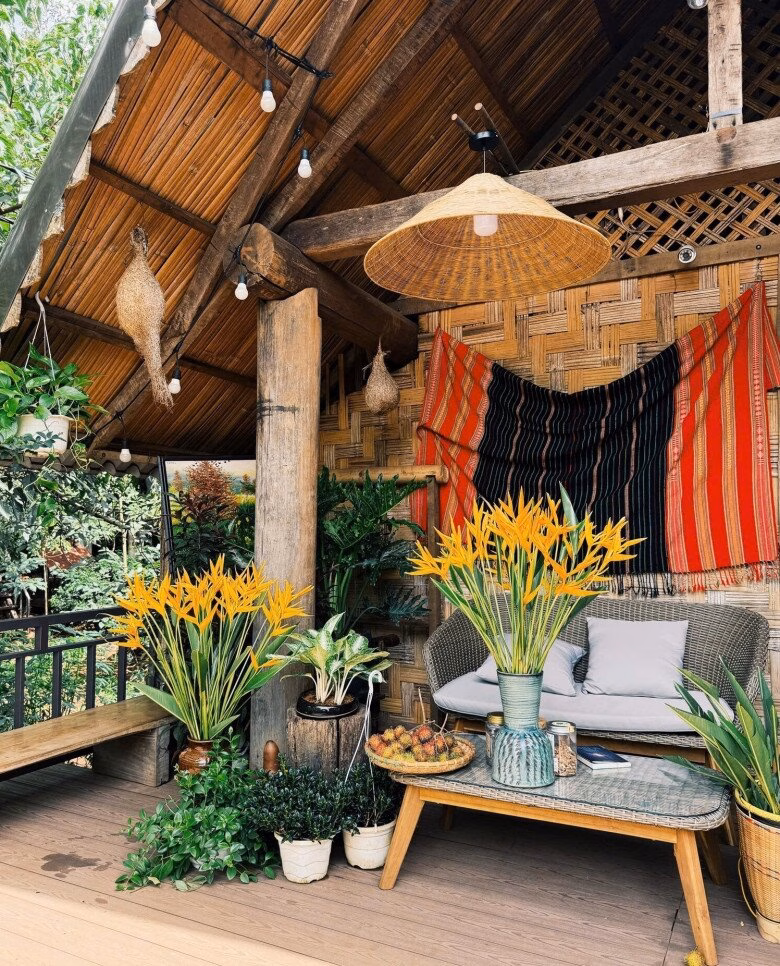 Cô tự tay trang trí nhà cừa để chào đón khách đến chơi.