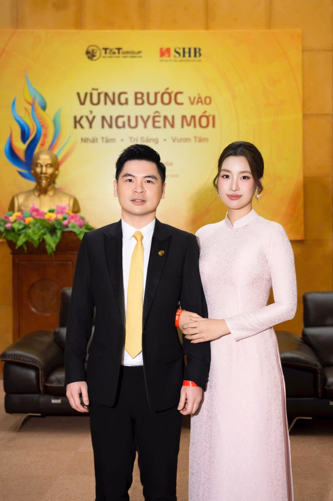 Nàng hậu bên cạnh đồng hành và hỗ trợ ông xã Đỗ Vinh Quang trong công việc kinh doanh