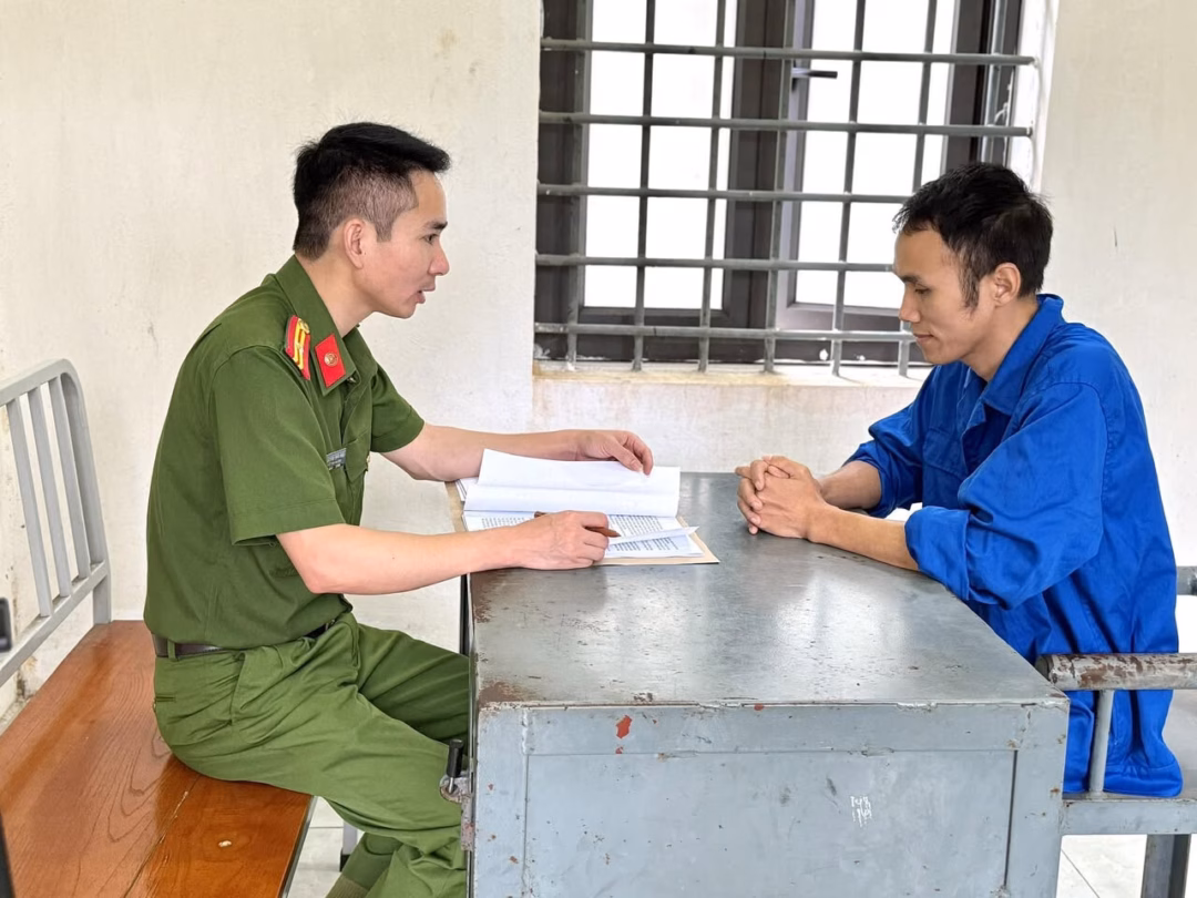 “Hai người bị bắt vì ‘bao luật’ cho xe vận tải, làm sai lệch thông tin giao thông” Trang Facebook cá nhân, đối tượng đăng tải một số hình ảnh phương tiện vận tải đã sử dụng logo được mình "bao luật". Ảnh: Công an tỉnh Phú Thọ
