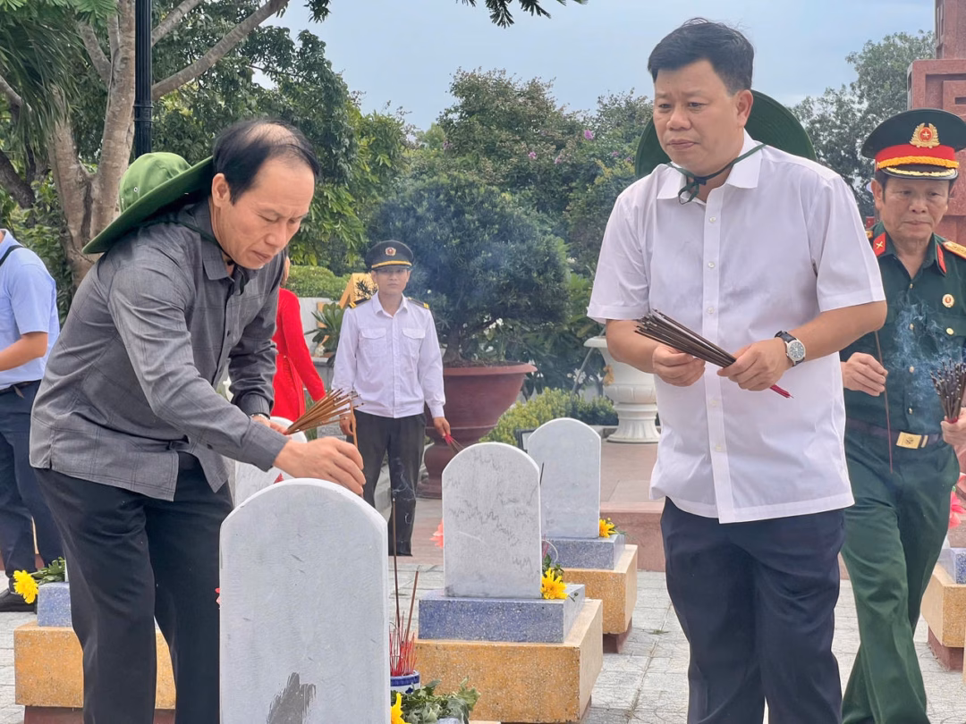 Đoàn đại biểu TP Hải Phòng thắp hương tại phần mộ các anh hùng liệt sĩ