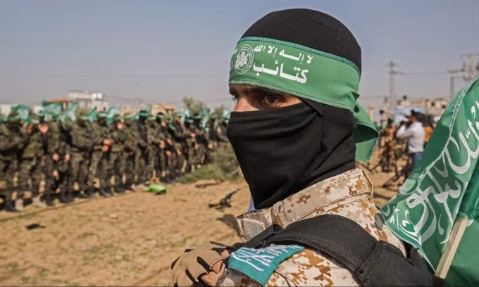 Hamas đối mặt nguy cơ sụp đổ vì cạn kiệt ngân sách Một người bị thương sau vụ giẫm đạp tại điểm phân phát viện trợ ở Khan Younis hôm 16/7. Ảnh: Reuters