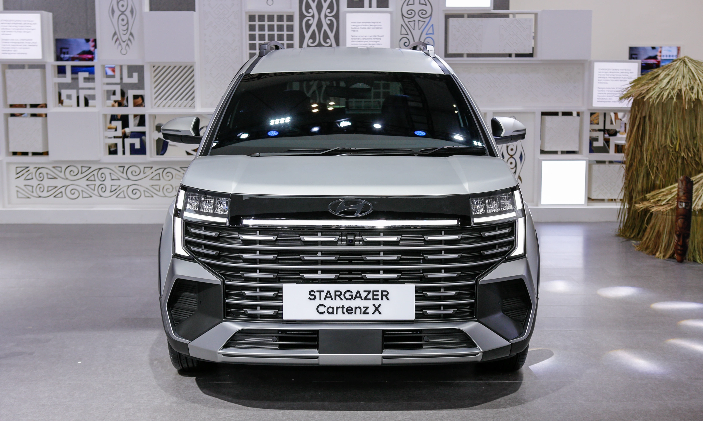 Hyundai Stargazer nâng cấp ra mắt tại GIIAS 2025 – Cartenz có gì mới? Đèn định vị LED với kiểu dáng độc đáo, nối liền nhau tạo thành hình chữ H. Ảnh: