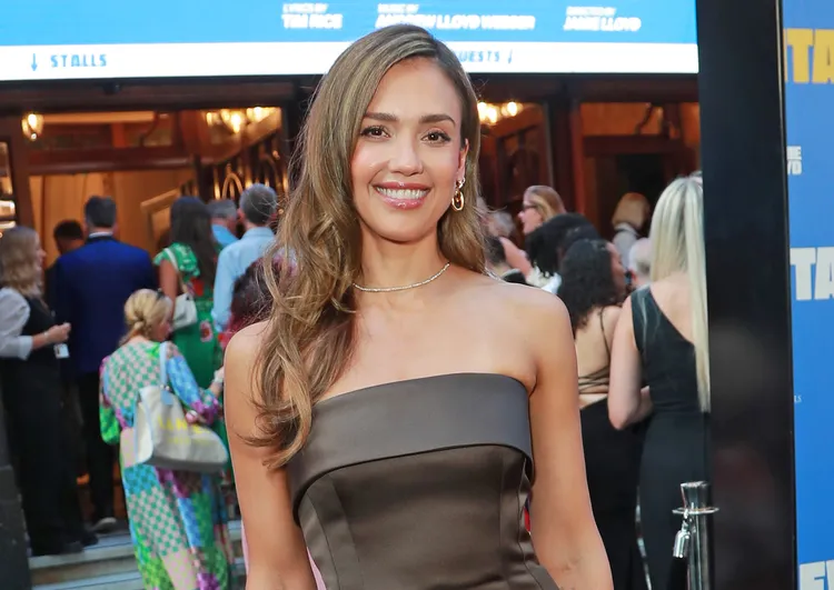 Jessica Alba khoe bí quyết chăm sóc da và gợi ý trang điểm trong video mới Jessica Alba on July 1, 2025.