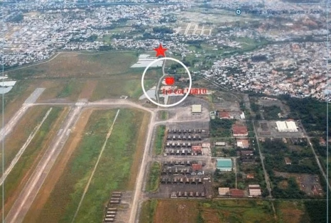 Ông Nguyễn Xuân Thắng (bên phải) trong lần tham gia tìm kiếm liệt sĩ ở An Hoà, Quảng Nam (cũ). Ảnh: Nhân vật cung cấp