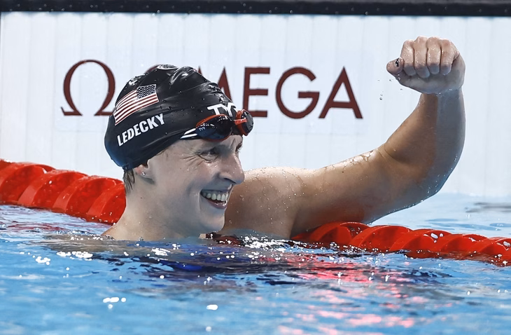 Một trong những tâm điểm tại giải lần này là cuộc cạnh tranh giữa Katie Ledecky (huyền thoại bơi lội người Mỹ) và Summer McIntosh (kình ngư 18 tuổi người Canada) - Ảnh: REUTERS