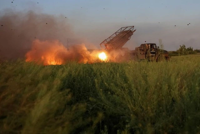 Nga – Ukraine chuẩn bị đàm phán, tình hình xung đột ở Donetsk ‘phức tạp’ Pháo binh Ukraine gần Pokrovsk hôm 8.6