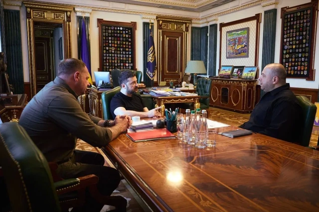 Nga – Ukraine chuẩn bị đàm phán, tình hình xung đột ở Donetsk ‘phức tạp’ Tổng thống Ukraine Volodymyr Zelensky (giữa) gặp ông Rustem Umerov (phải) tại Kyiv hôm 22.7