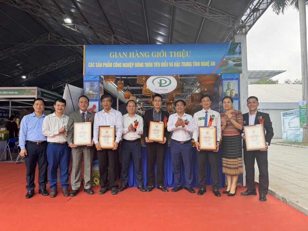 Sở Công Thương tỉnh Nghệ An trao Giấy chứng nhận cho 25 sản phẩm, bộ sản phẩm công nghiệp nông thôn tiêu biểu tỉnh năm 2022