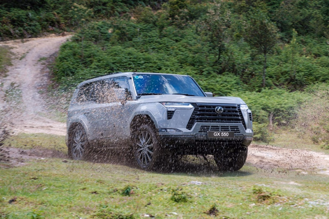 Nhạc sĩ Đức Trí hé mở không gian âm thanh với Lexus RX500h F SPORT Performance Lexus GX 550 cũng được trang bị hệ thống 21 loa Mark Levinson, tái tạo hệ thống âm thanh chất lượng cao (Ảnh: Lexus Việt Nam).