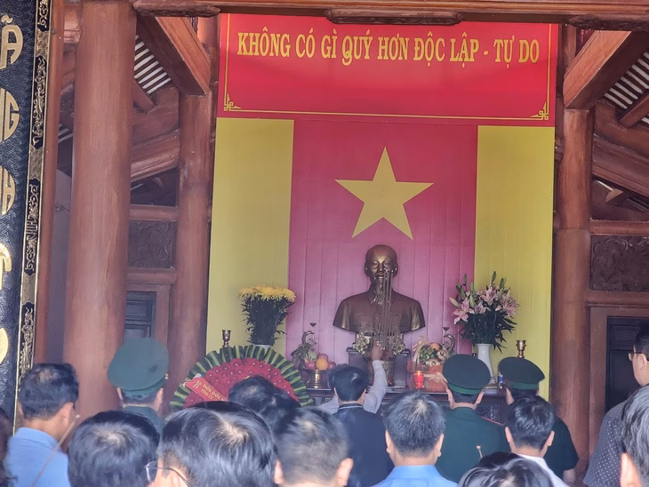Đoàn công tác viếng hương, thành kính trước sự hy sinh của các anh hùng liệt sĩ ở đền liệt sĩ Trường Sơn - Ảnh: TRẦN MAI