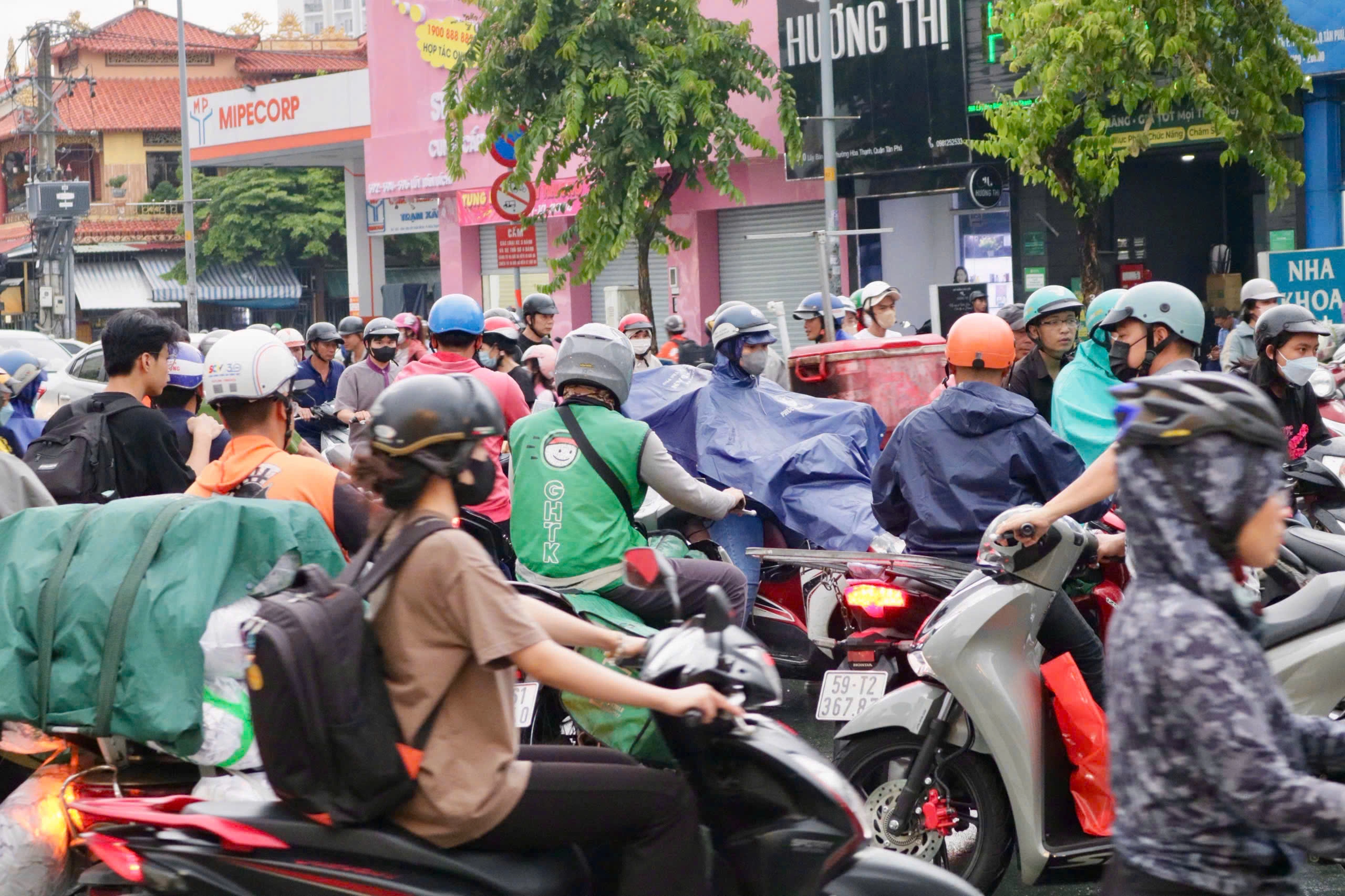 Tài xế công nghệ ‘đau đầu’ trong ngày mưa lớn tại TP.HCM Thời tiết mưa gió khiến công việc của các tài xế công nghệ gặp nhiều bất tiện