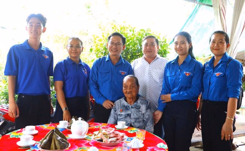 Xã Đoàn Phú Quới và Đoàn Trường ĐH Cửu Long đến thăm và tặng quà tri ân Mẹ Việt Nam anh hùng Phạm Thị Diển.
