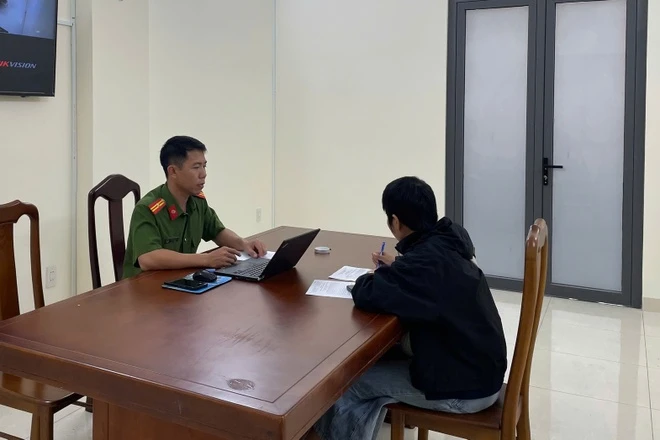 TikToker Phạm Thoại xin lỗi sau vụ từ thiện và tuyên bố không vi phạm pháp luật Bà Lê Thị Thu Hòa (mẹ bé Bắp) làm việc với công an tỉnh Khánh Hòa sáng 24/7. Ảnh: Công an cung cấp.